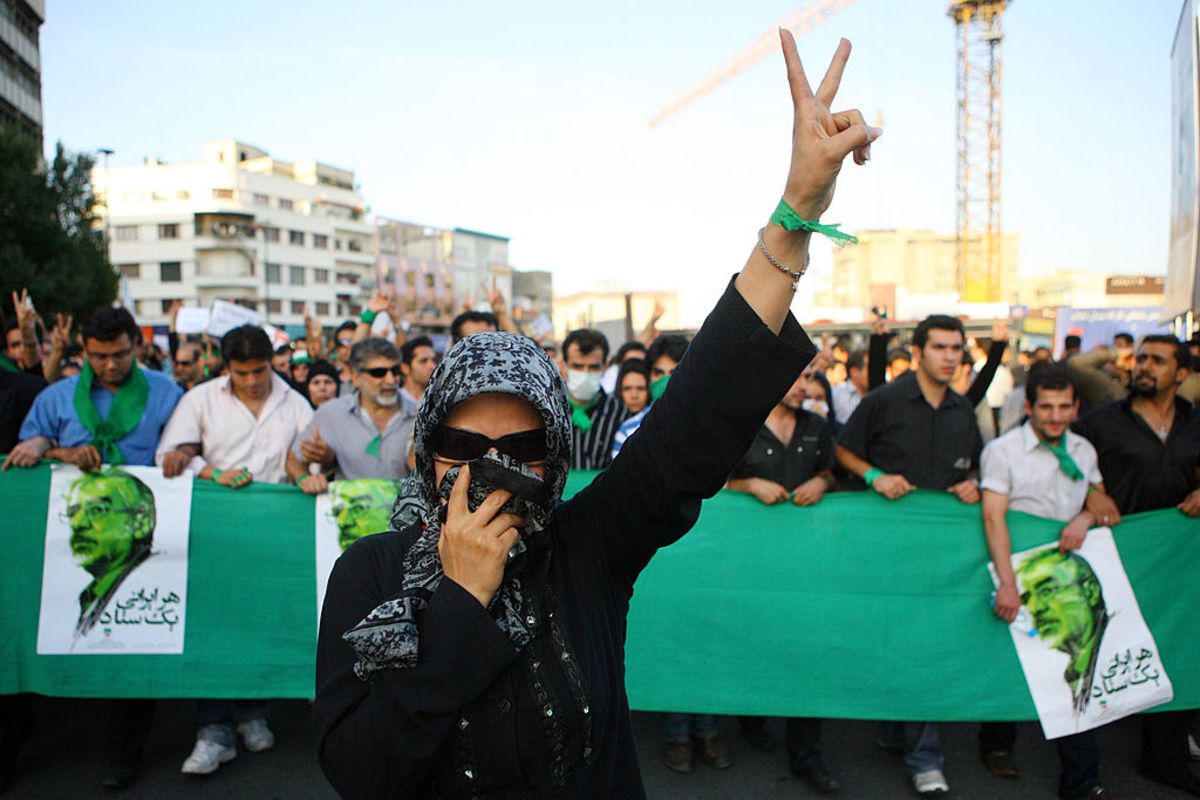 Кто помогает ирану. Зеленая революция в Иране 2009. Иран оппозиция Лидеры. Anonymous Iran.
